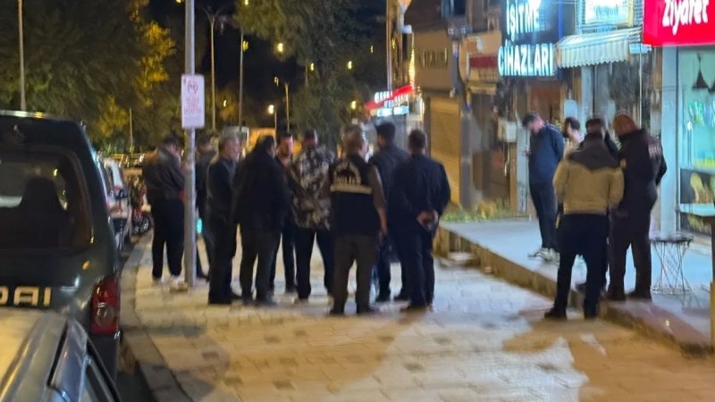 Kız arkadaşına sarılan genci bıçakladı!