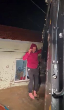 Kulübede mahsur kalan bekçi kurtarıldı! – fotoğraf 3