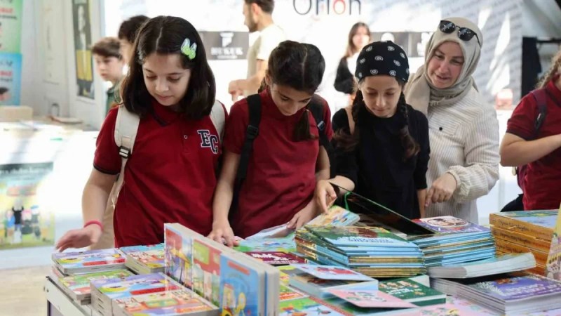 Öğrenciler fuarda kitaplarla buluştu