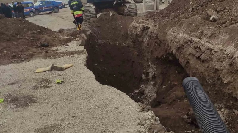 Toprak altında kalan işçi can verdi!