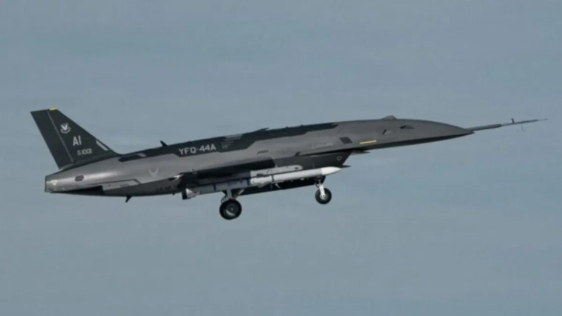 F-22 kokpitinden Fury İHA yönetildi